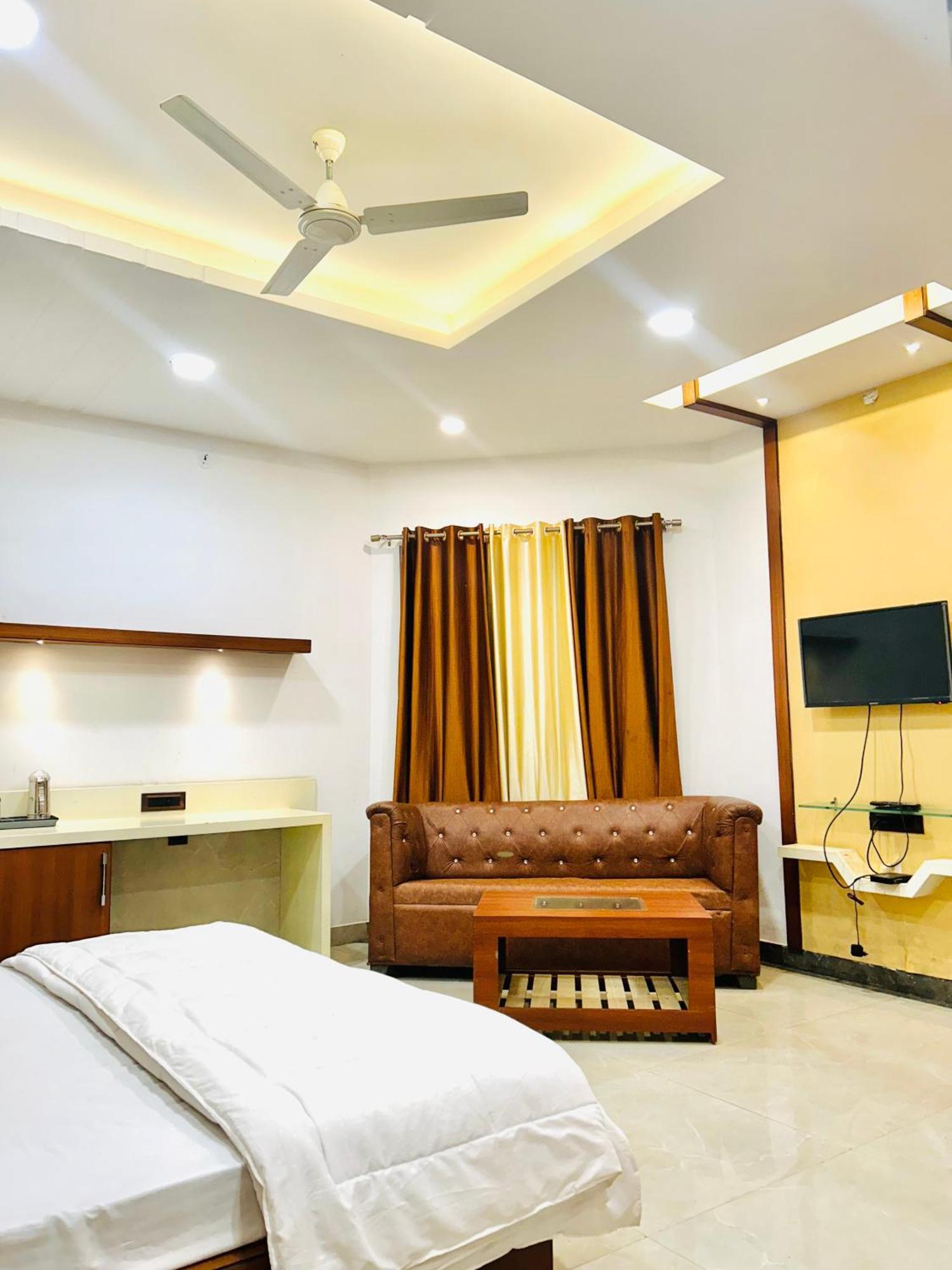 Krishnam Resort Jabalpur Bagian luar foto