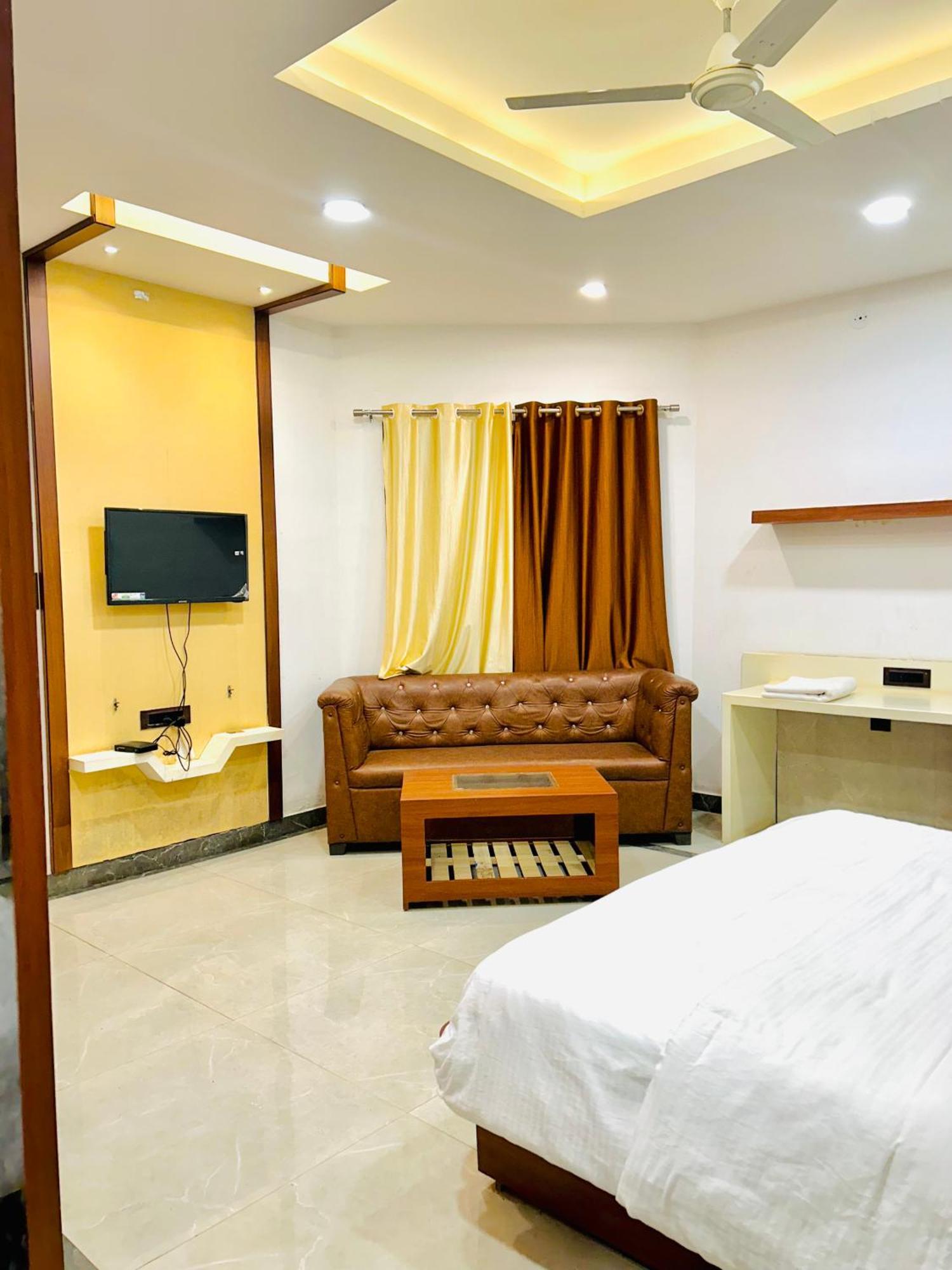 Krishnam Resort Jabalpur Bagian luar foto